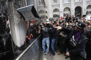 Protesty proti bankám dosáhly dnes v Londýně nejspíš vrcholu.